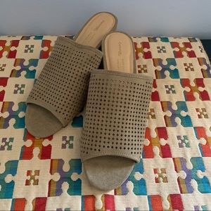 🚨10/20🚨 NWOT Tan sandals size 8 - George